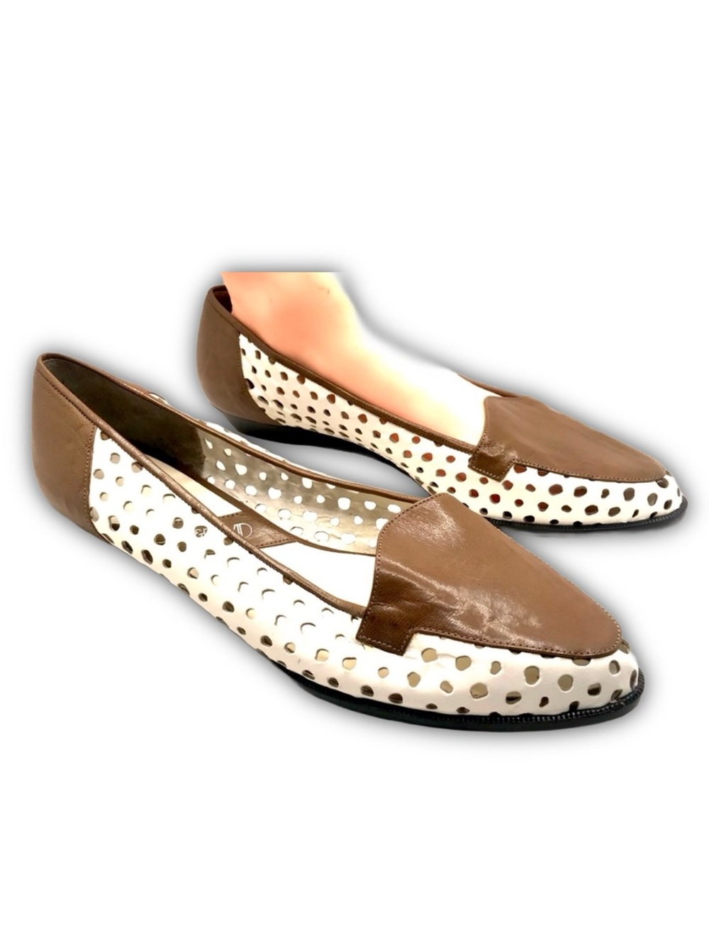 VINTAGE JOAN & DAVID WHITE & BROWN ITALIAN LEATHER LOAFERS (7.5)